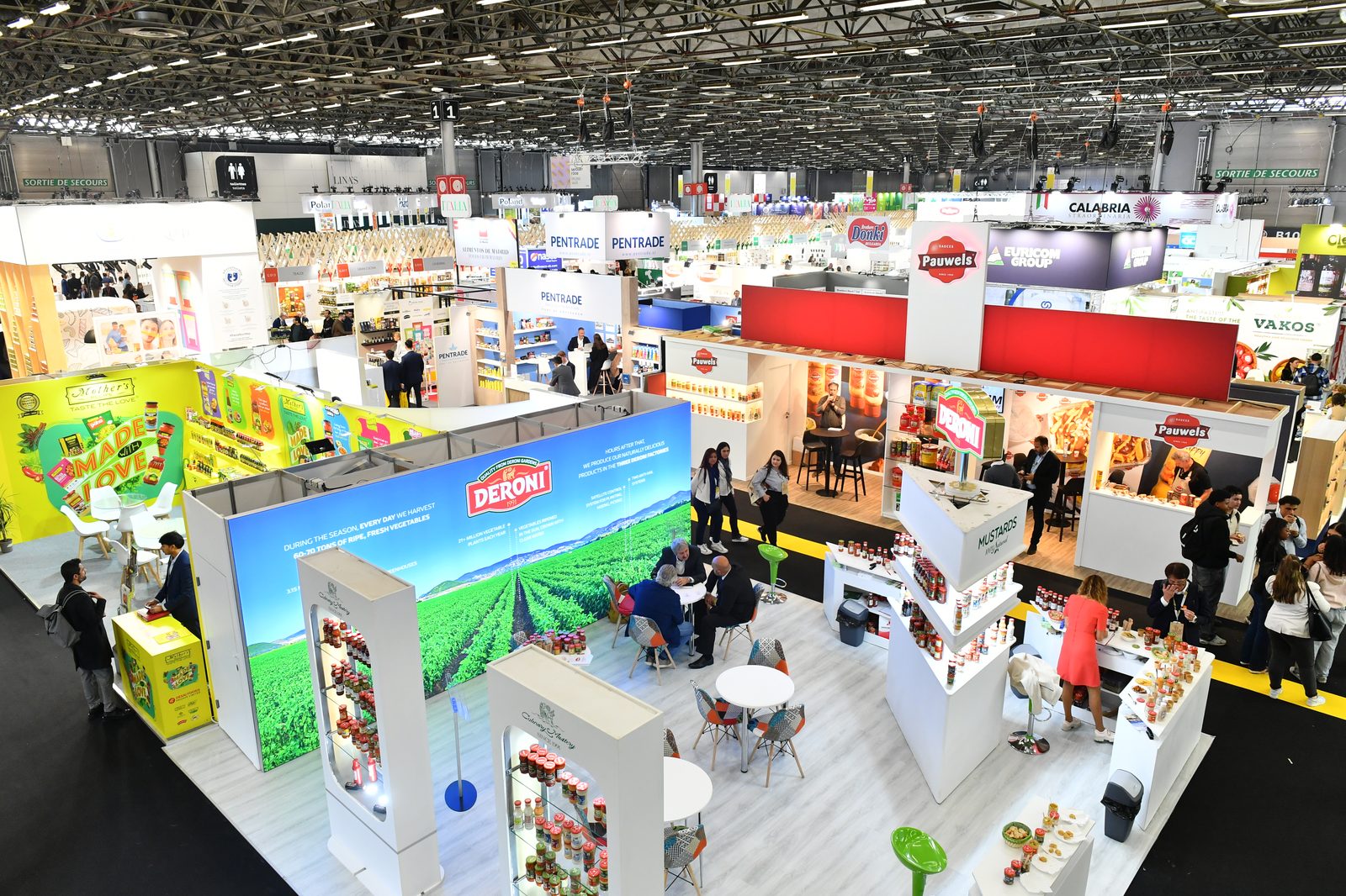 シアル・パリ2024展の会場全体を見下ろした様子。各国のブースが並ぶ