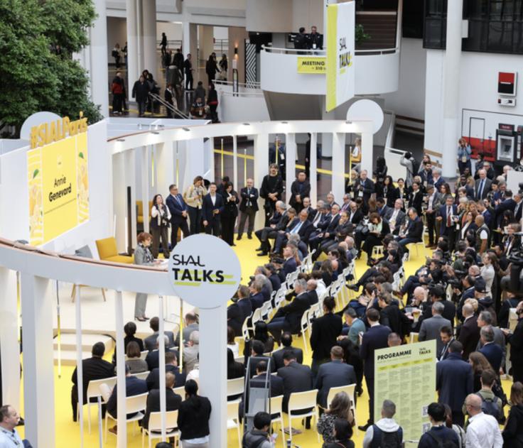 シアル・パリのカンファレンス SIAL TALKS の会場。黄色いステージを客席が囲んでいる
